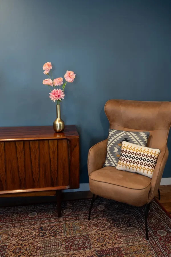 Jula Bloom’s Jacinda silk flower bouquet with pink blooms in gold vase on a wooden counter